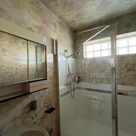 Arcachon: T2 Bis Proche Centre Et Avec Parking